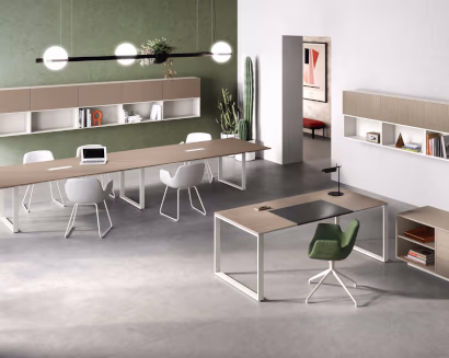 Ufficio open space moderno con scrivanie operative e postazioni condivise – layout funzionale per collaborazione e produttività