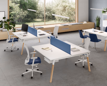 Open space ufficio con pannelli divisori fonoassorbenti e postazioni ergonomiche – comfort acustico e organizzazione degli spaz