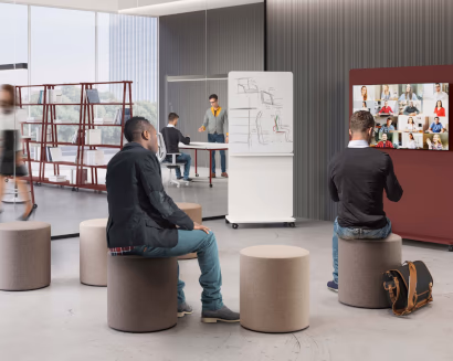 Open space aziendale con area formazione e presentazione – spazi condivisi per teamwork e comunicazione