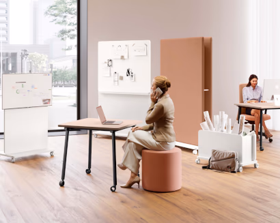 Open space con arredi moderni e tonalità calde – ufficio progettato per benessere e comfort lavorativo