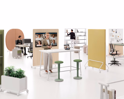 Ufficio open space con piante e design biofilico – spazi di lavoro luminosi che migliorano benessere e produttività