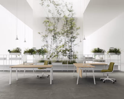 Open space minimal con scrivanie operative e luce naturale – layout pulito per uffici moderni ed efficienti