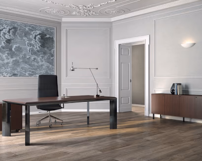 Ufficio direzionale classico con scrivania importante e finiture pregiate – ambiente autorevole e rappresentativo