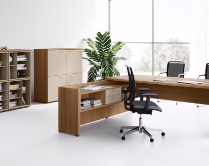 Scrivania direzionale in legno con mobile contenitore e sedia ergonomica – arredo ufficio moderno ArredoTeam Toscana