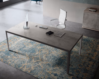 Scrivania ufficio direzionale moderna con sedia ergonomica e tappeto – progettazione uffici ArredoTeam