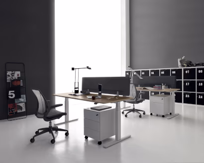 Scrivania operativa moderna con cassettiera e postazione lavoro ergonomica
