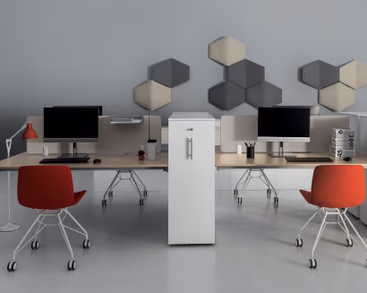 Postazioni ufficio condivise con sedute rosse e layout collaborativo
