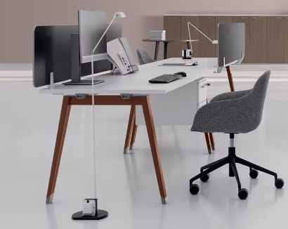 Scrivania ergonomica con monitor e sedia operativa in ambiente luminoso