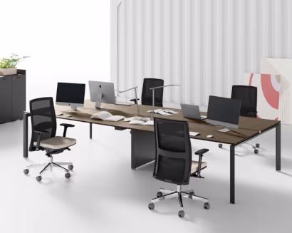 Postazioni lavoro condivise in open space con sedute ergonomiche