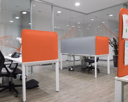 Postazioni ufficio con pannelli fonoassorbenti divisori – progettazione open space con comfort acustico e concentrazione