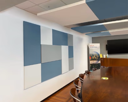 Pannelli fonoassorbenti a parete per sala riunioni – correzione acustica e miglior qualità del suono negli ambienti professionali
