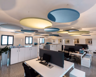 Open space ufficio con pannelli acustici a soffitto – progettazione ambienti di lavoro per ridurre eco e migliorare produttività
