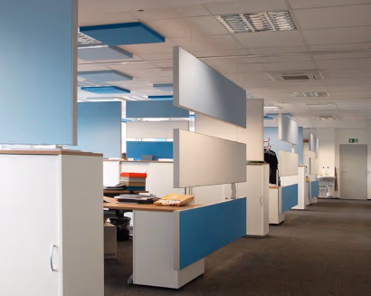 Elementi acustici sospesi per uffici open space – soluzioni fonoassorbenti per controllo del rumore e comfort lavorativo