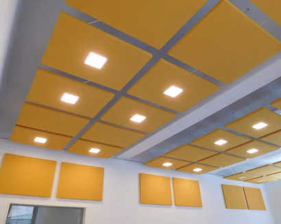 Soffitto con pannelli fonoassorbenti di design – soluzioni acustiche integrate per uffici moderni e ambienti professionali