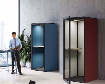 Cabina acustica per ufficio moderno installata in un ambiente open space