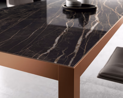 Dettaglio scrivania direzionale con piano effetto marmo – materiali di pregio per uffici executive