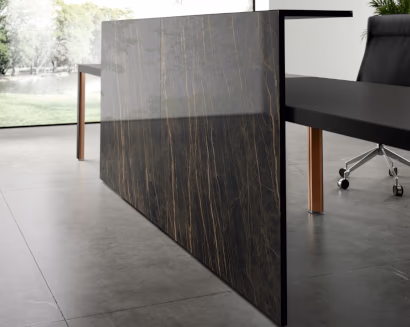 Dettaglio struttura scrivania direzionale con materiali di design – qualità costruttiva e stile contemporaneo