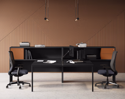 Scrivanie ufficio con parete in legno e design moderno professionale