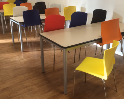 Tavolo ufficio con sedie colorate per area relax dinamica e informale