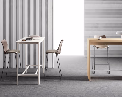 Tavolo alto con sgabelli per area break ufficio moderna e funzionale