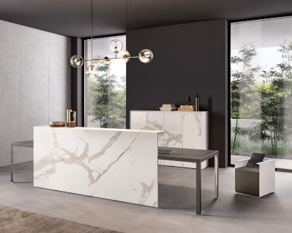 Reception di design con finitura effetto marmo per ambienti eleganti e rappresentativi