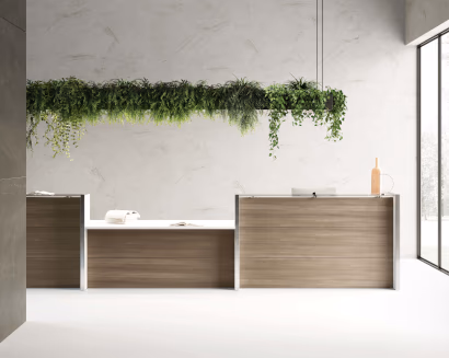 Banco reception lineare in legno chiaro per ufficio moderno e professionale