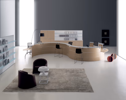 Reception moderna curva in legno con design accogliente per ufficio aziendale