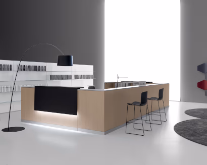 Banco reception angolare in legno con area accoglienza clienti per ufficio aziendale