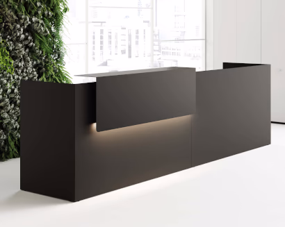 Reception moderna scura con illuminazione integrata per uffici contemporanei