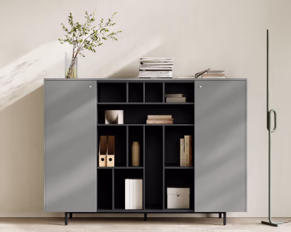 Credenza ufficio con ante e vani a giorno per archiviazione ordinata e design moderno