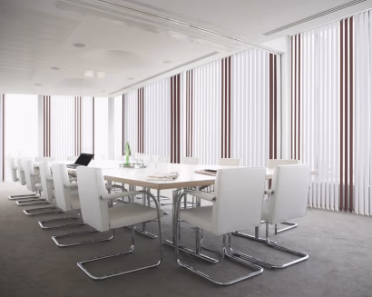Sala riunioni con tende verticali per ufficio e controllo della luce naturale