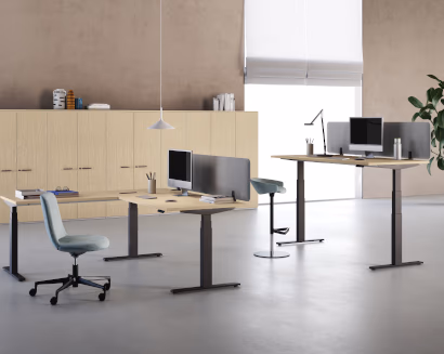 Postazioni ufficio con scrivanie regolabili in altezza per lavoro ergonomico e dinamico